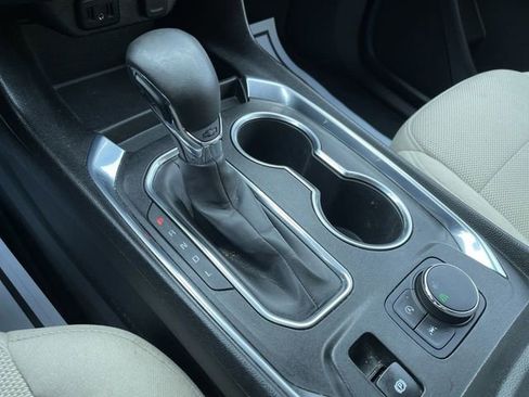 Used 2022 Chevrolet Traverse LS image 16