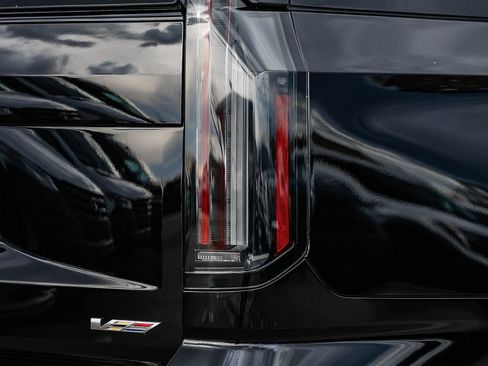 Used 2025 Cadillac Escalade V AWD/4WD image 9