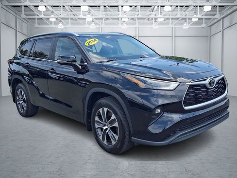 Used 2024 Toyota Highlander XLE AWD/4WD image 11