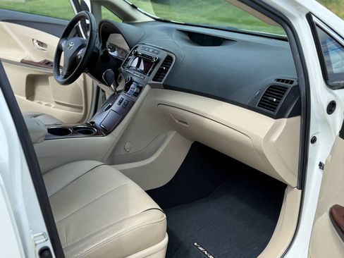 Used 2011 Toyota Venza AWD w/ Comfort Pkg image 12