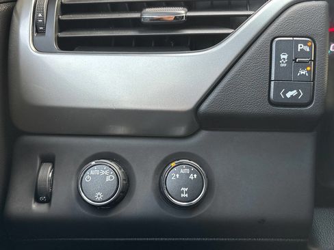 Used 2016 Chevrolet Suburban LT image 12