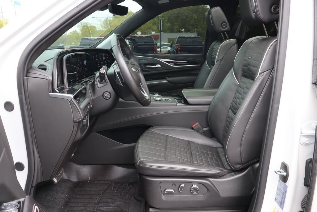 Used 2024 Cadillac Escalade ESV V AWD/4WD image 5