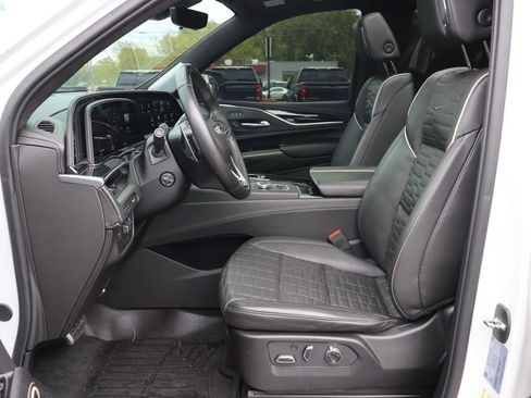 Used 2024 Cadillac Escalade ESV V AWD/4WD image 5