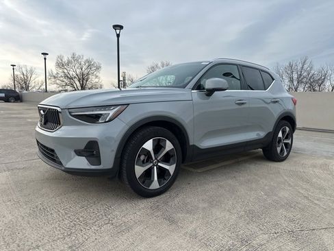 Certified 2025 Volvo XC40 B5 Plus image 4