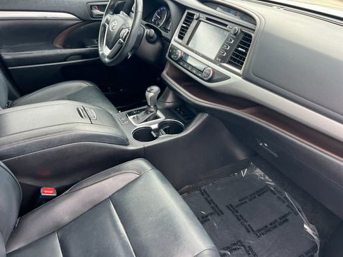 Used 2019 Toyota Highlander XLE image 17