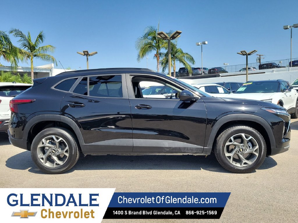 Used 2025 Chevrolet Trax LT FWD image 2