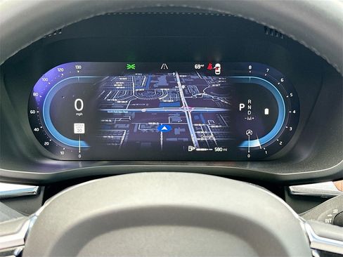 Used 2023 Volvo XC60 B5 Plus image 13