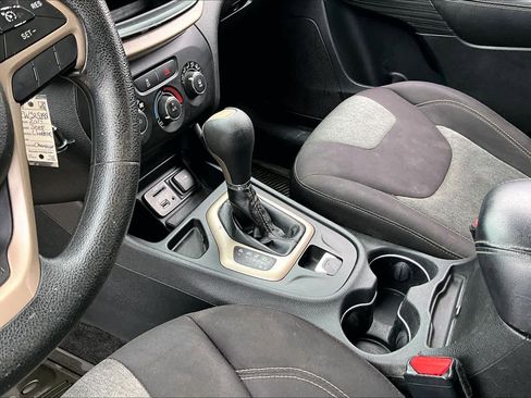 Used 2015 Jeep Cherokee Sport FWD image 17