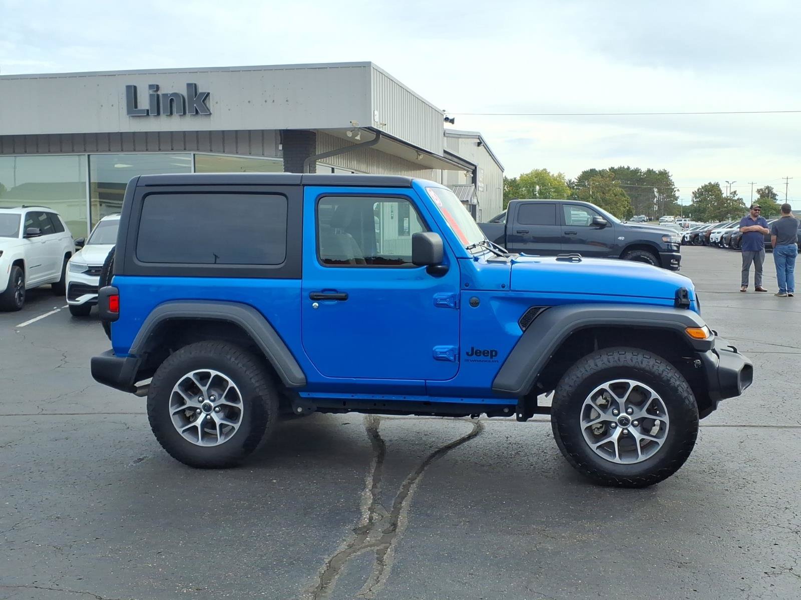 Used 2025 Jeep Wrangler Sport AWD/4WD image 2