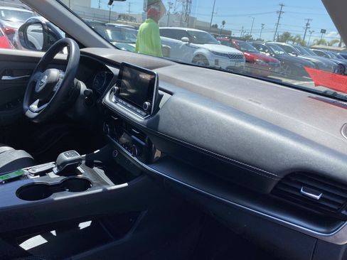 Used 2023 Nissan Rogue SV FWD image 23
