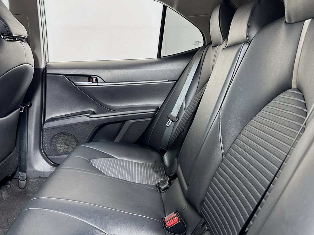 Used 2018 Toyota Camry SE w/ Moonroof Package FWD image 10