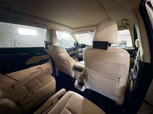 Used 2016 Toyota Highlander Limited image 11