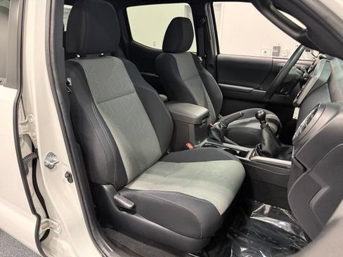 Used 2022 Toyota Tacoma TRD Sport w/ Technology Package AWD/4WD image 35