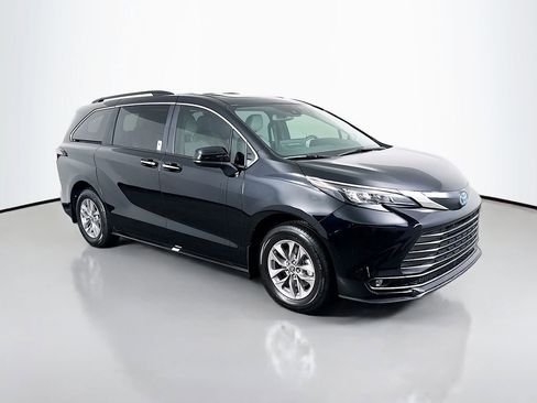 Certified 2025 Toyota Sienna XLE w/ XLE Plus Package image 3