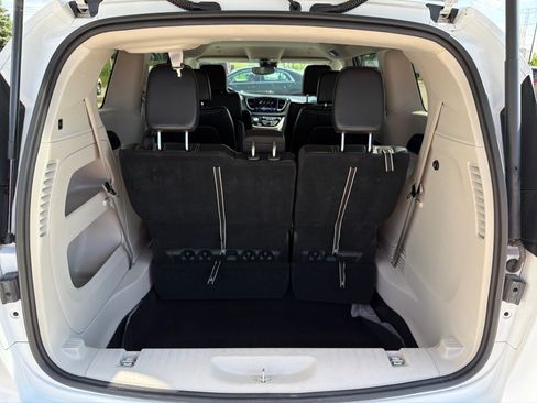 Used 2023 Chrysler Pacifica Touring-L FWD image 9