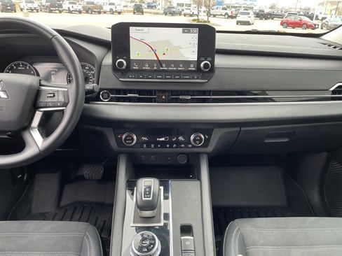 Used 2022 Mitsubishi Outlander SE image 11