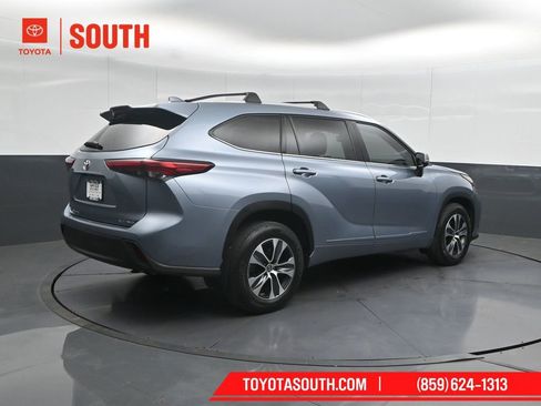 Used 2022 Toyota Highlander XLE AWD/4WD image 2