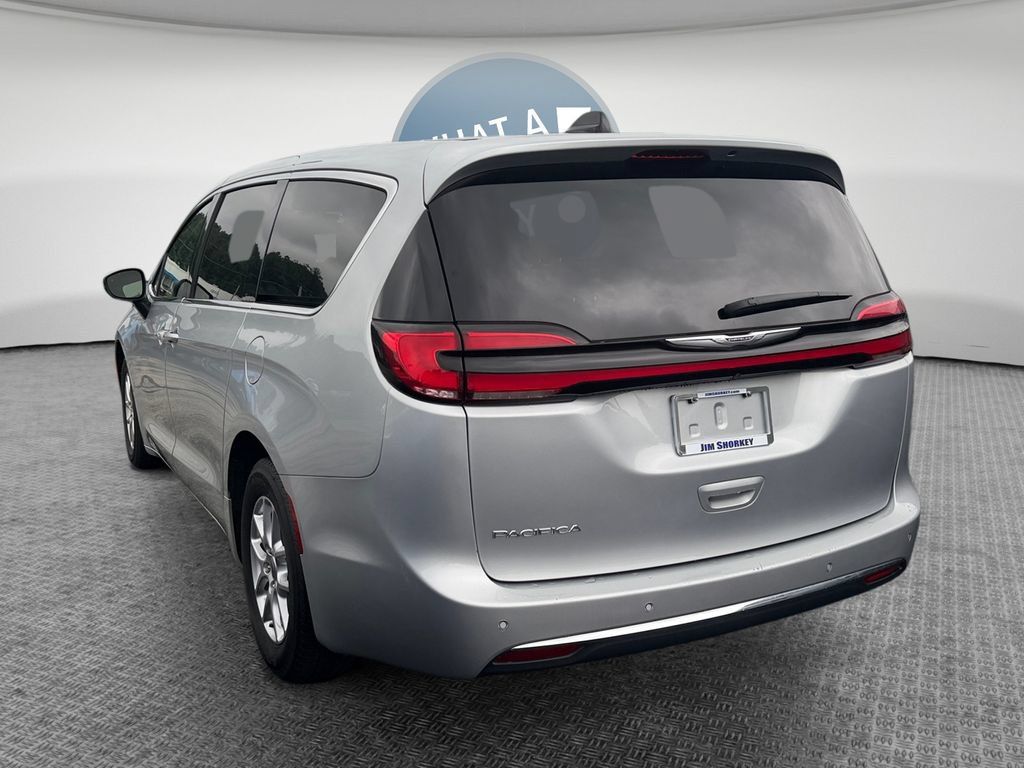 Used 2023 Chrysler Pacifica Touring-L FWD image 6