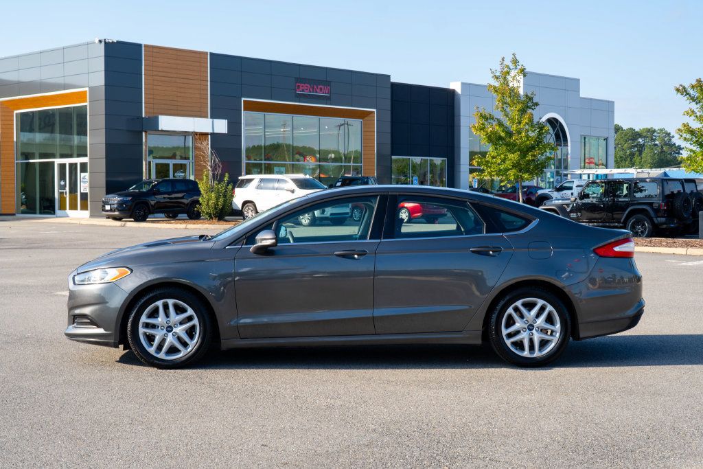 Used 2016 Ford Fusion SE FWD image 4