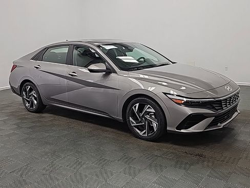 Used 2024 Hyundai Elantra SEL w/ Convenience Package image 2