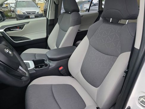 Used 2025 Toyota RAV4 XLE image 21