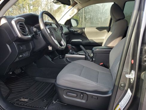 Used 2021 Toyota Tacoma SR5 w/ Technology Package image 19