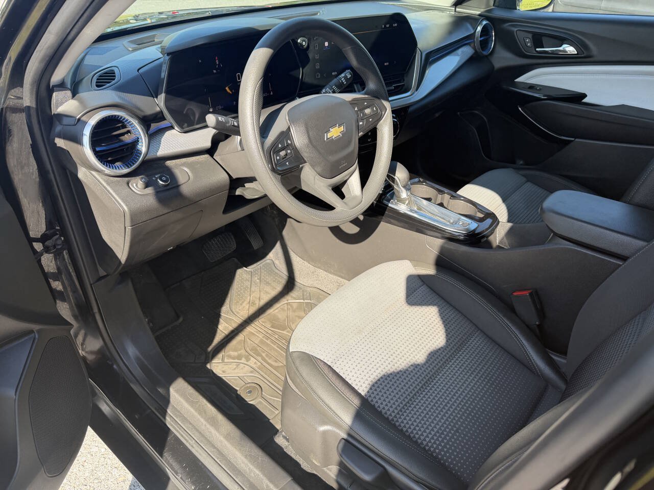 Used 2024 Chevrolet Trax LT FWD image 9