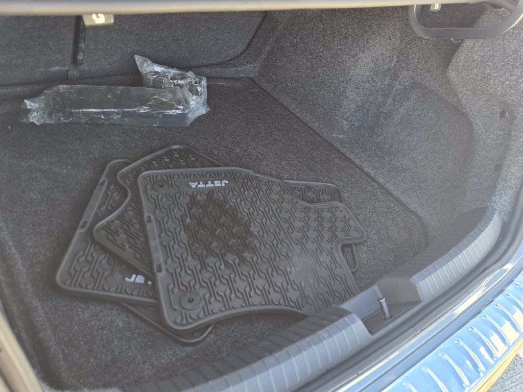 Certified 2023 Volkswagen Jetta SE w/ Panoramic Sunroof Package FWD image 15