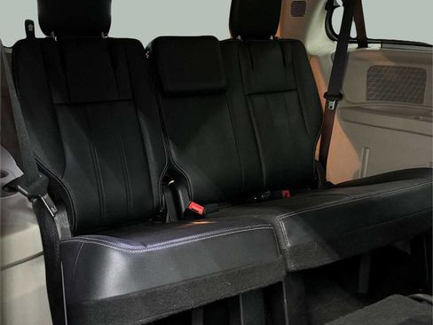 Used 2014 Chrysler Town & Country Touring image 9