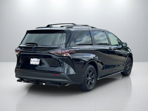 Used 2025 Toyota Sienna XLE Woodland Edition image 5
