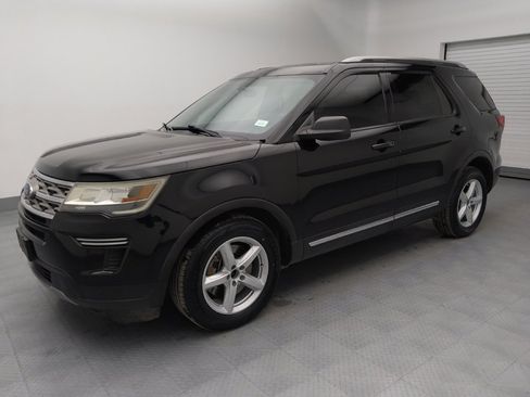 Used 2018 Ford Explorer XLT image 2