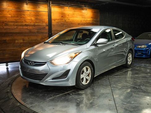 Used 2015 Hyundai Elantra SE FWD image 2