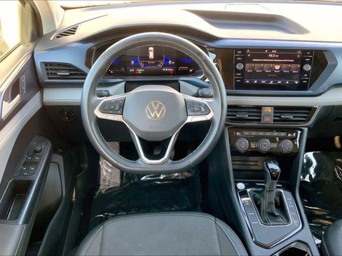 Used 2024 Volkswagen Taos SE image 5