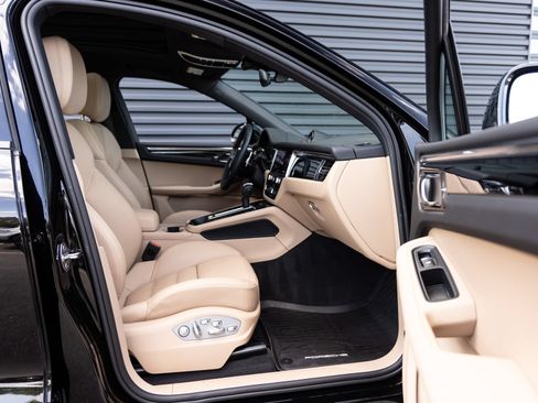 Certified 2025 Porsche Macan AWD/4WD image 32