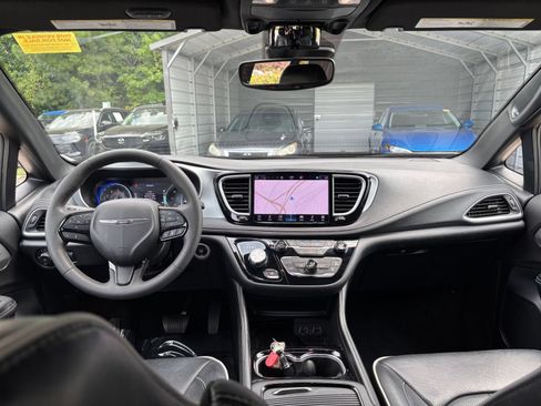 Used 2025 Chrysler Pacifica Limited FWD image 37