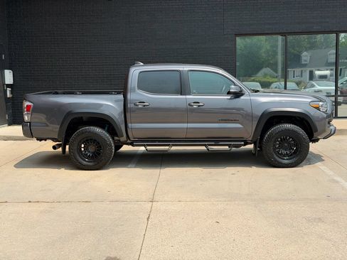 Used 2020 Toyota Tacoma TRD Off-Road w/ TRD Premium Off Road Package AWD/4WD image 9