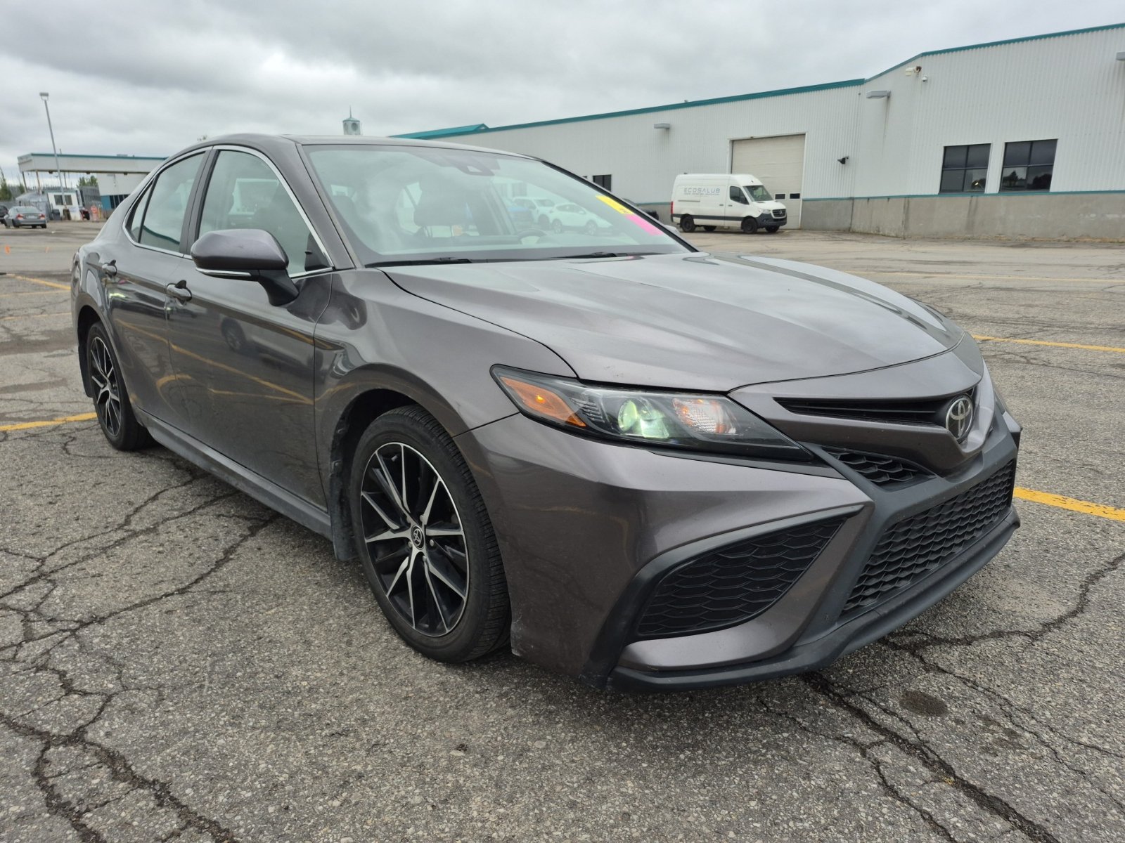 Used 2021 Toyota Camry SE AWD/4WD image 4