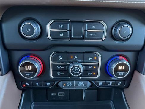 Used 2023 Chevrolet Suburban High Country image 10