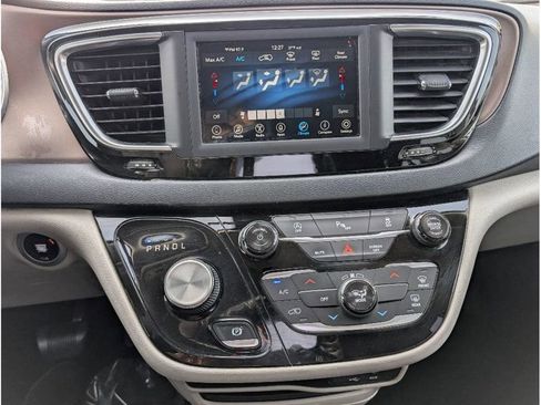 Used 2018 Chrysler Pacifica LX image 21