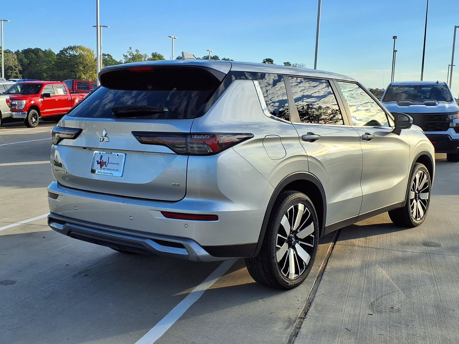 Used 2025 Mitsubishi Outlander SE FWD image 6