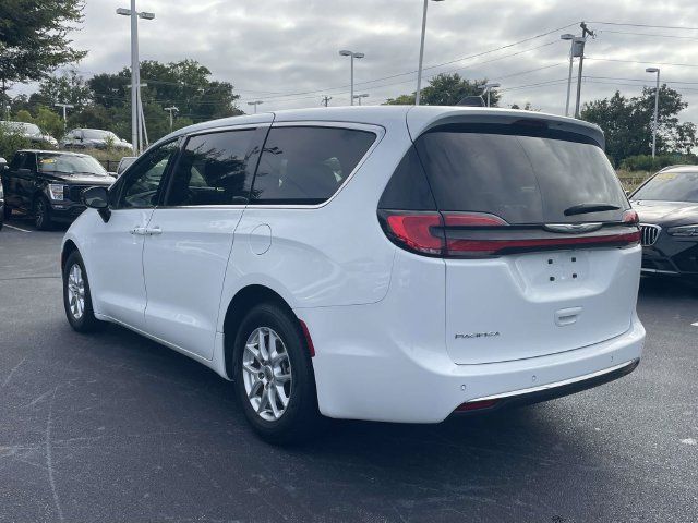 Used 2025 Chrysler Pacifica Select FWD image 5