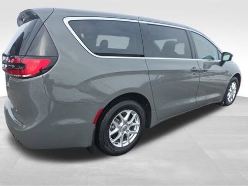 Used 2023 Chrysler Pacifica Touring-L image 23