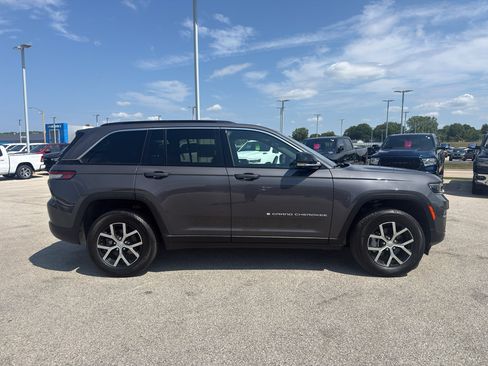 Used 2024 Jeep Grand Cherokee Limited w/ Luxury Tech Group II AWD/4WD image 4