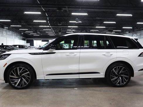 Used 2025 Lincoln Aviator Black Label w/ Jet Appearance Package AWD/4WD image 2