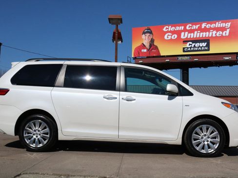 Used 2017 Toyota Sienna XLE w/ XLE Navigation Package image 8