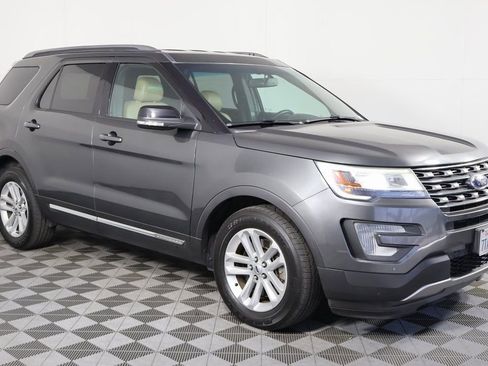 Used 2017 Ford Explorer XLT w/ Equipment Group 202A image 3