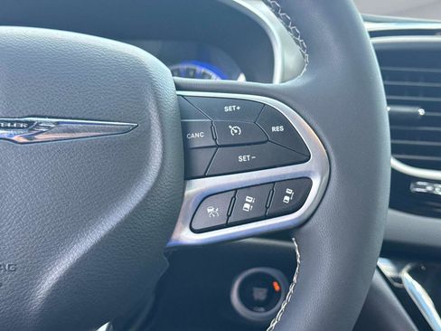 Used 2025 Chrysler Pacifica Select FWD image 29