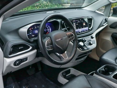 Used 2023 Chrysler Pacifica Touring-L image 17