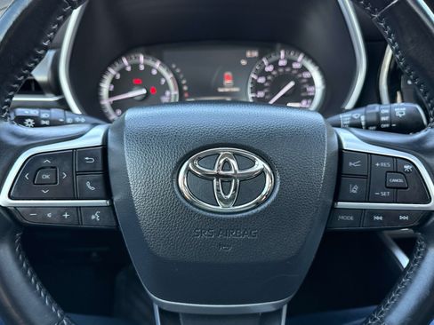 Used 2022 Toyota Highlander XLE AWD/4WD image 30