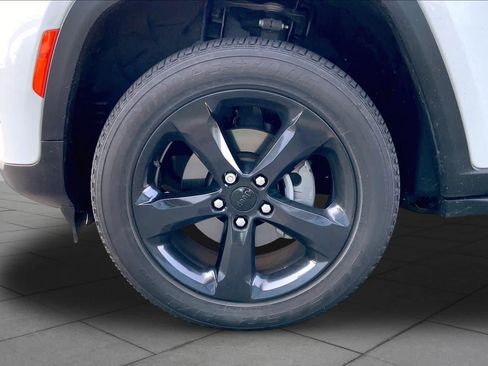 Used 2023 Jeep Grand Cherokee Altitude AWD/4WD image 11